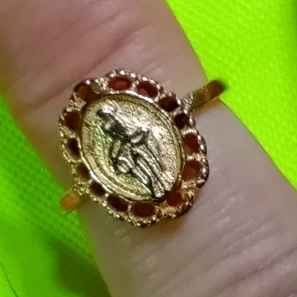 Goldtone symbol Ring filigree small size 5.5 - Picture 1 of 4